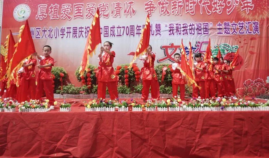 小车刹车失灵狂飙!交警冒险用警车硬生生将其挡下